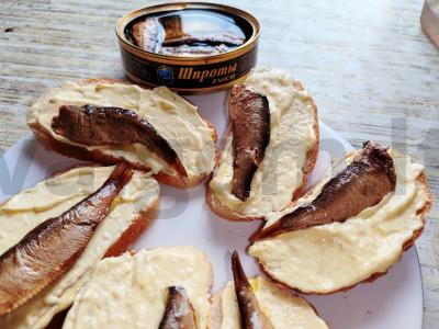 Sumuštiniai su šprotų, agurku ir karčiuoju prieskoniu Žingsnis 5