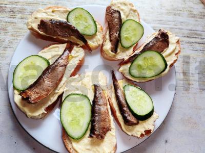 Sumuštiniai su šprotų, agurku ir karčiuoju prieskoniu Žingsnis 6