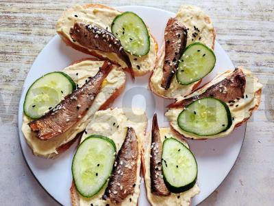 Sumuštiniai su šprotų, agurku ir karčiuoju prieskoniu pagrindine nuotrauka