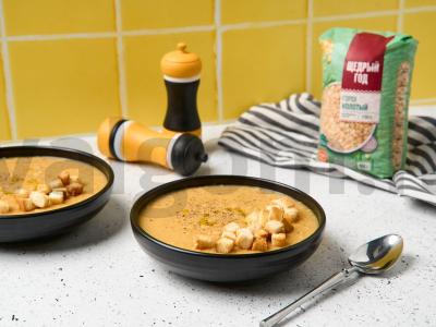 Žirnių piurė lėtojoje viryklėje pagrindine nuotrauka