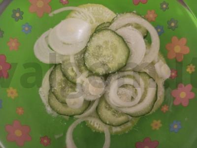 Marinuota ridikėliai su agurkais ir svogūnais Žingsnis 3