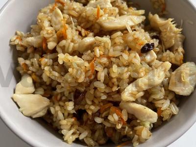 Plovas su razinomis ir česnaku pagrindine nuotrauka