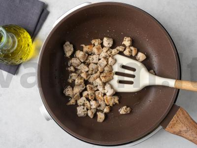 Šiltas salotas su vištiena ir kiviais Žingsnis 4