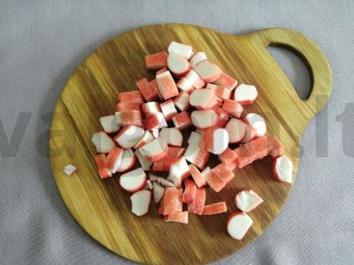 Salotos su krabų lazdelėmis ir raudonaisiais pupelėmis Žingsnis 1