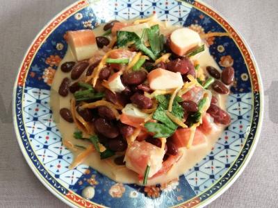 Salotos su krabų lazdelėmis ir raudonaisiais pupelėmis pagrindine nuotrauka