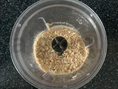 Sūrių krekerių, kondensuoto pieno ir varškės sūrio pyragėliai Žingsnis 2