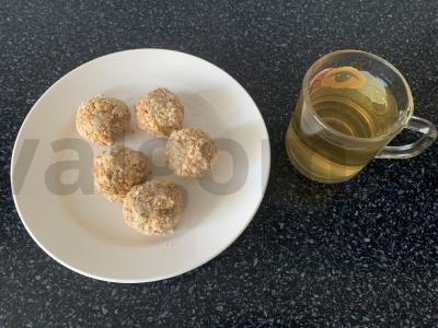 Sūrių krekerių, kondensuoto pieno ir varškės sūrio pyragėliai pagrindine nuotrauka