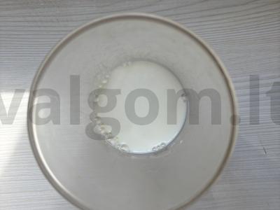 Pieninis kokteilis su braškių sirupu Žingsnis 1