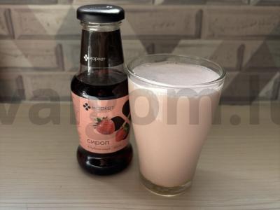 Pieninis kokteilis su braškių sirupu pagrindine nuotrauka