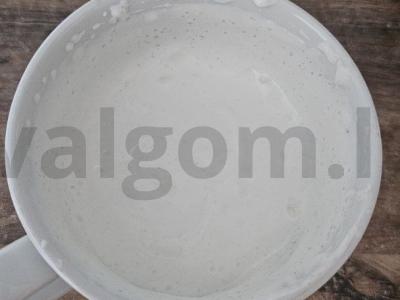 Biskvitinio ritinėlio desertas su džemu ir šokoladu Žingsnis 3