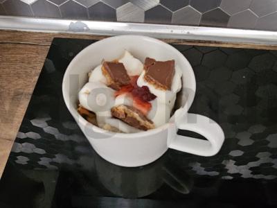 Biskvitinio ritinėlio desertas su džemu ir šokoladu pagrindine nuotrauka