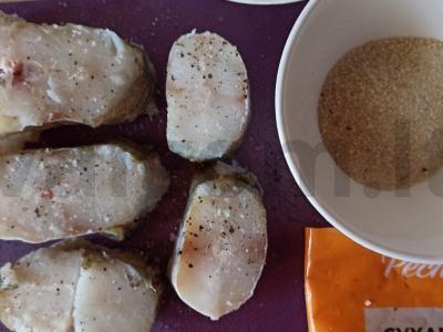 Keta, kepta džiovintame tešloje su raudonuoju svogūnu Žingsnis 1