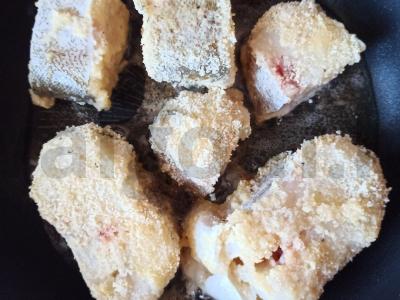 Keta, kepta džiovintame tešloje su raudonuoju svogūnu Žingsnis 4