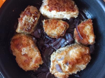 Keta, kepta džiovintame tešloje su raudonuoju svogūnu Žingsnis 6