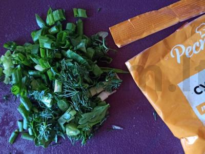 Keta, kepta džiovintame tešloje su raudonuoju svogūnu Žingsnis 7