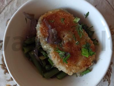 Keta, kepta džiovintame tešloje su raudonuoju svogūnu pagrindine nuotrauka