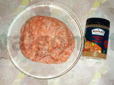 Kiaulienos lyulya-kebabas ant grotelių Žingsnis 1