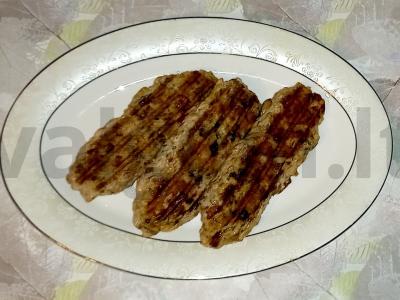 Kiaulienos lyulya-kebabas ant grotelių pagrindine nuotrauka