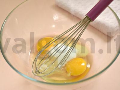 Švelnūs blynai su kefyru ir gazuotu vandeniu Žingsnis 1