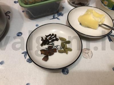 Aromatingas pienas su medumi Žingsnis 1