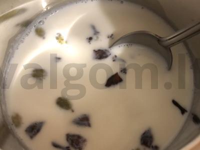 Aromatingas pienas su medumi Žingsnis 3