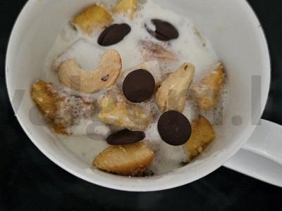 Desertas su obuoliais grietinėlėje pagrindine nuotrauka