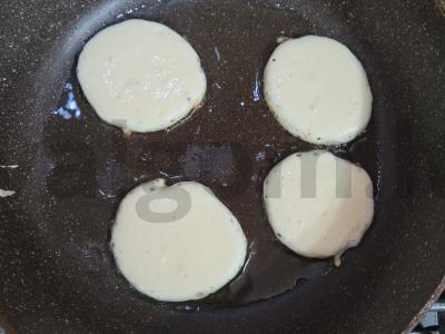 Skani blynai su raugintu pienu, kvapnūs kepto obuolio ir cinamono Žingsnis 3