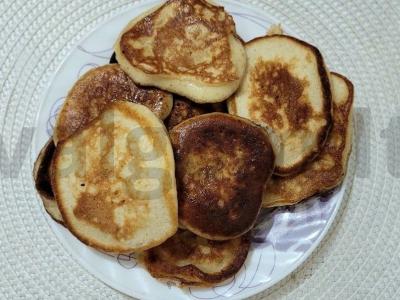 Skani blynai su raugintu pienu, kvapnūs kepto obuolio ir cinamono pagrindine nuotrauka