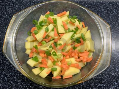 Jauni bulvės su karbonaidu, pomidoru ir sūriu orkaitėje Žingsnis 3