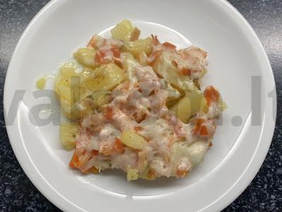 Jauni bulvės su karbonaidu, pomidoru ir sūriu orkaitėje pagrindine nuotrauka