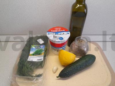 Agurkų salotas su prieskonių grietinės padažu Žingsnis 1