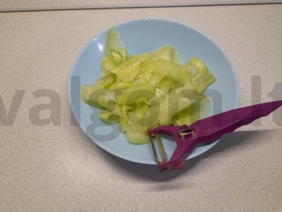 Agurkų salotas su prieskonių grietinės padažu Žingsnis 2