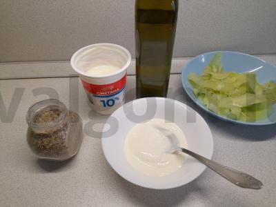 Agurkų salotas su prieskonių grietinės padažu Žingsnis 3