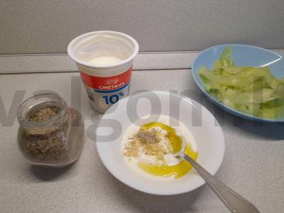 Agurkų salotas su prieskonių grietinės padažu Žingsnis 4