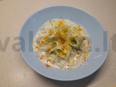 Agurkų salotas su prieskonių grietinės padažu pagrindine nuotrauka