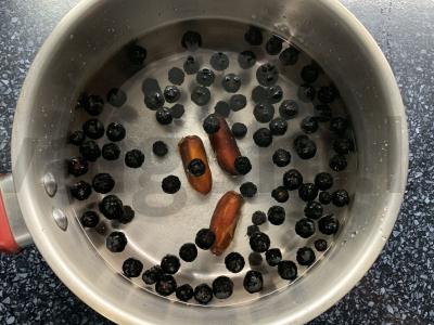 Juodųjų serbentų ir datulių kisielius Žingsnis 1