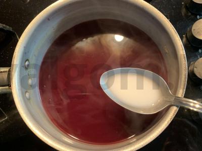 Juodųjų serbentų ir datulių kisielius Žingsnis 6