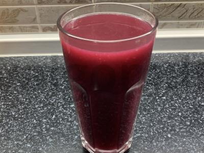 Juodųjų serbentų ir datulių kisielius pagrindine nuotrauka