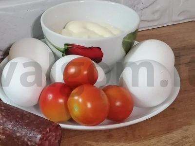 Salotos su kukurūzais, vyšniniais pomidorais ir dešra Žingsnis 1