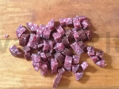 Salotos su kukurūzais, vyšniniais pomidorais ir dešra Žingsnis 2