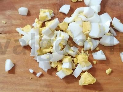 Salotos su kukurūzais, vyšniniais pomidorais ir dešra Žingsnis 4