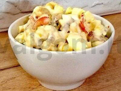 Salotos su kukurūzais, vyšniniais pomidorais ir dešra pagrindine nuotrauka