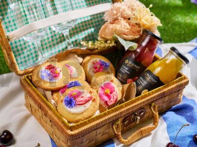 Sausainiai su valgomais gėlėmis ir sublimuotomis uogomis pagrindine nuotrauka