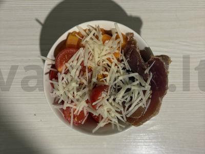 Neįprastas grikių dubuo su prosciutto ir daržovėmis pagrindine nuotrauka