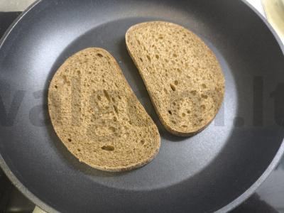 Karšti sumuštiniai su maasdamo sūriu ir keptomis dešrelėmis Žingsnis 1