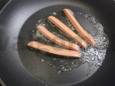 Karšti sumuštiniai su maasdamo sūriu ir keptomis dešrelėmis Žingsnis 2