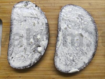 Karšti sumuštiniai su maasdamo sūriu ir keptomis dešrelėmis Žingsnis 3