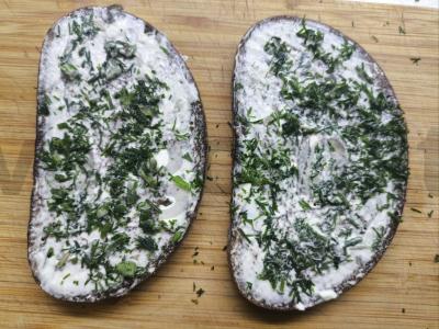 Karšti sumuštiniai su maasdamo sūriu ir keptomis dešrelėmis Žingsnis 4