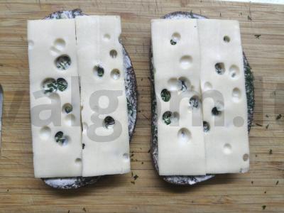 Karšti sumuštiniai su maasdamo sūriu ir keptomis dešrelėmis Žingsnis 5