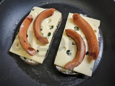 Karšti sumuštiniai su maasdamo sūriu ir keptomis dešrelėmis Žingsnis 6